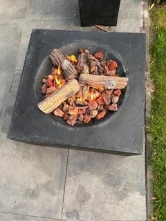 Buiten terras Open Haard met bijzet tafel voor de gasfles.