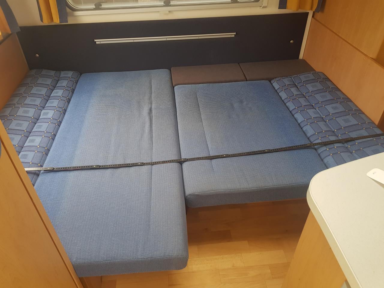 Zeer goed onderhouden en complete KNAUS 420QD Sudwind caravan te koop.