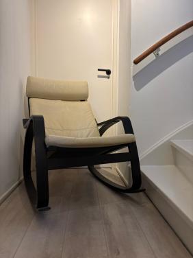 Poang schommelstoel zwart hout en crème leer