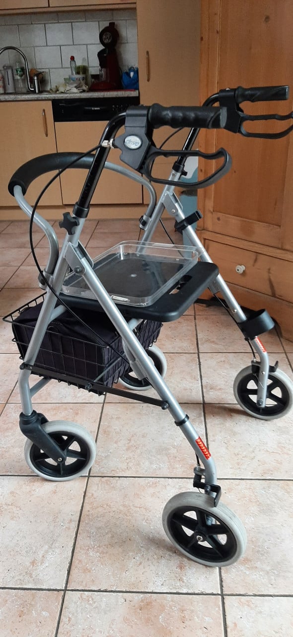 Rollator met mandje tas en dien blad