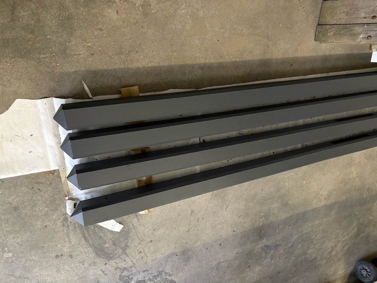 Nieuwe schutting geimpregneerd. gecoate palen en onderplaten.