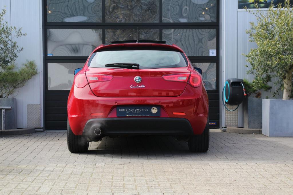 Alfa Romeo Giulietta 1.4 turbo turismo -170 pk - trekhaak - panoramadak - p