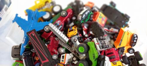 Grote bak speelgoedautos