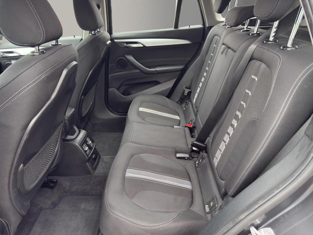 BMW X1 sdrive18i executive | verwarmde sportstoelen | camera | led | trekha