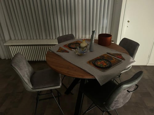 Ronde hoge eettafel met vier mooi barkrukken