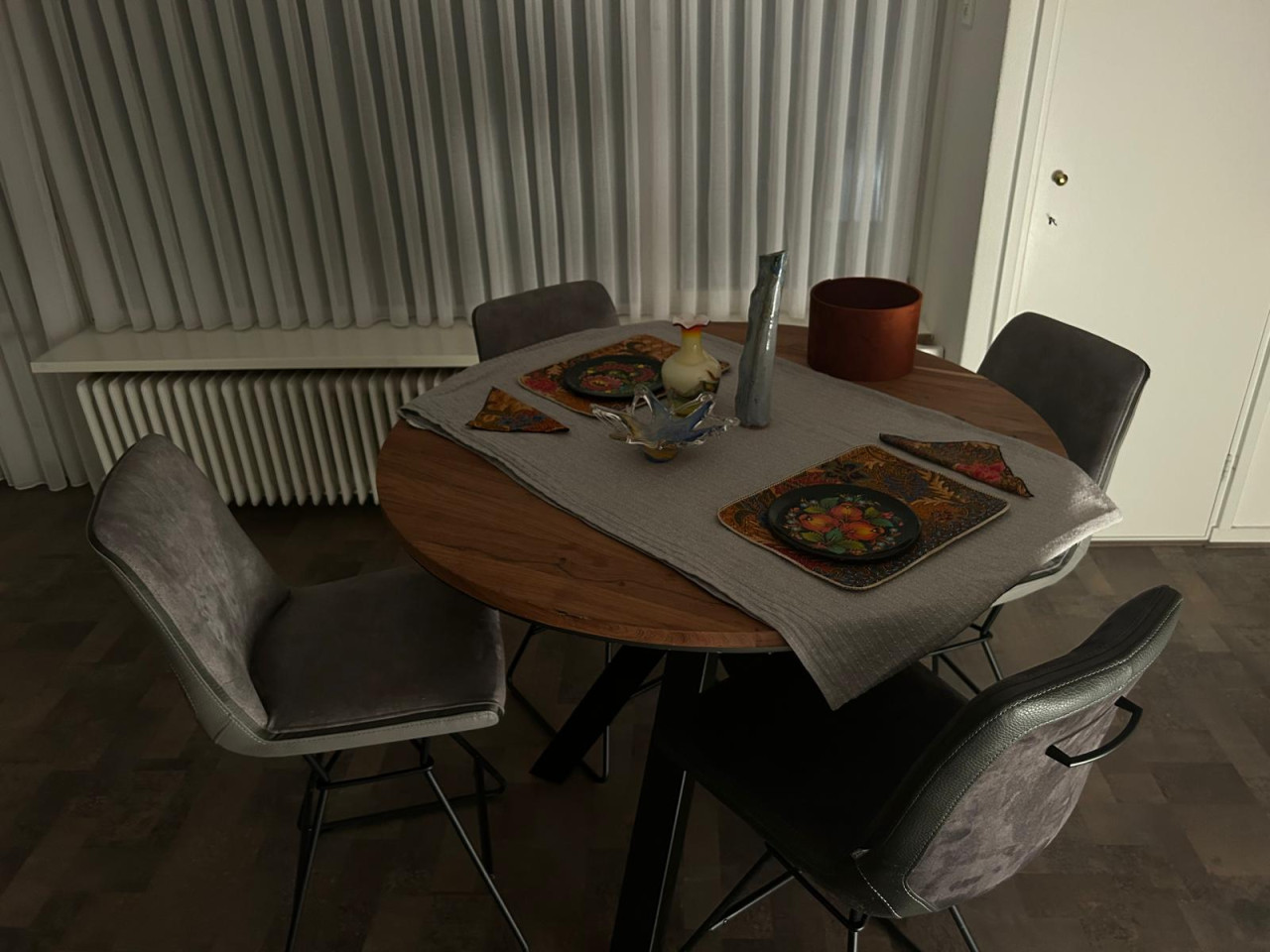 Ronde hoge eettafel met vier mooi barkrukken