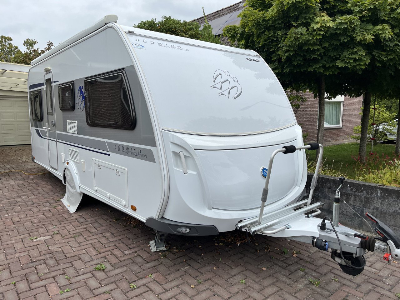 Te koop mooie Knaus met langsbedden