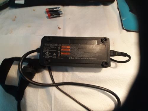 Accu-lader BOSCH 36 Volt - 2 Amp........3 platte pinnen