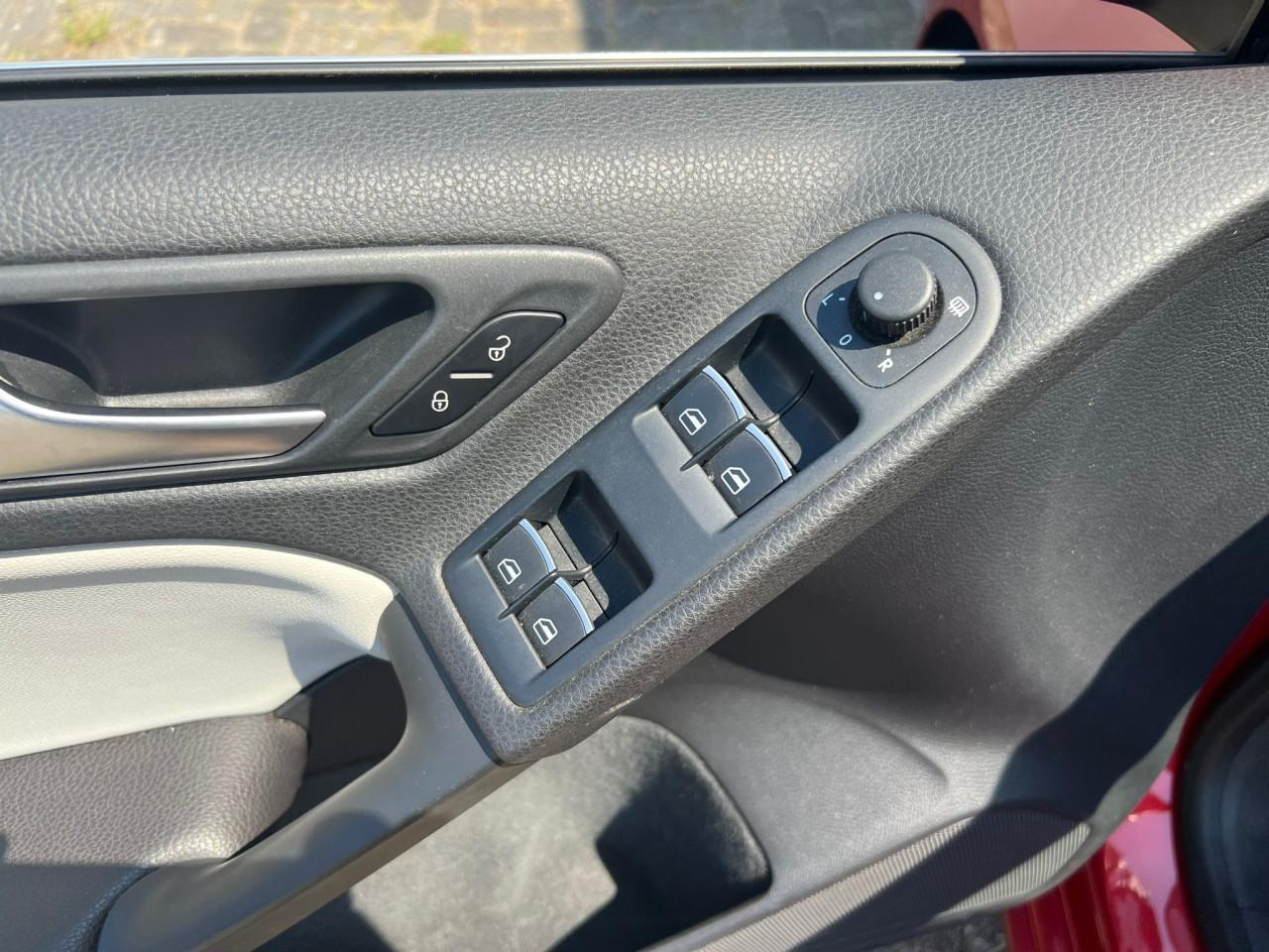 VW Golf Cabriolet uit 2012 met slechts 129.000 km LED/Airco