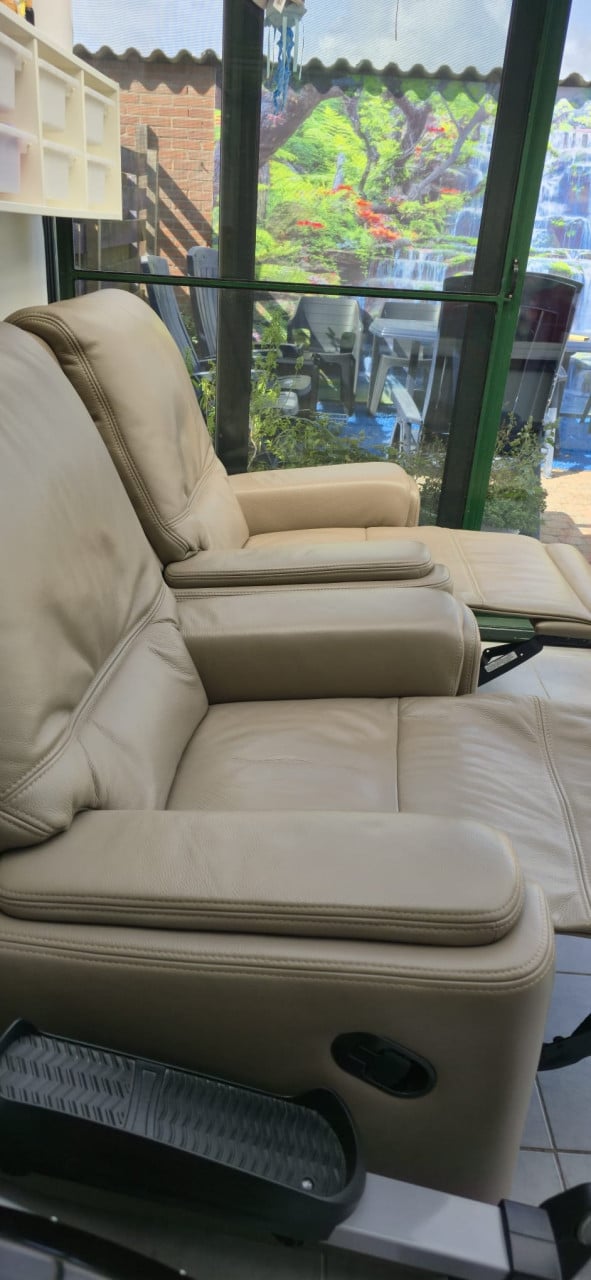 Lederen salon in nieuwstaat met relax zetel 2x2 en 1x 2,5 bankstel