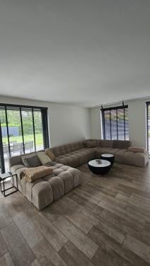 Bankstel met lounge gedeeltes.
