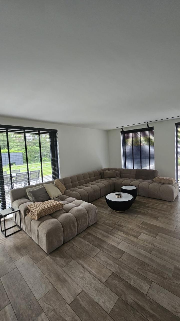 Bankstel met lounge gedeeltes.