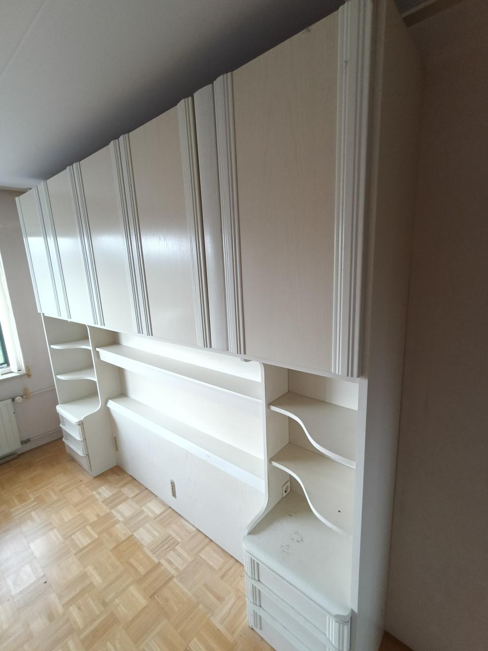 Bedachterwand met kasjes, zonder bed