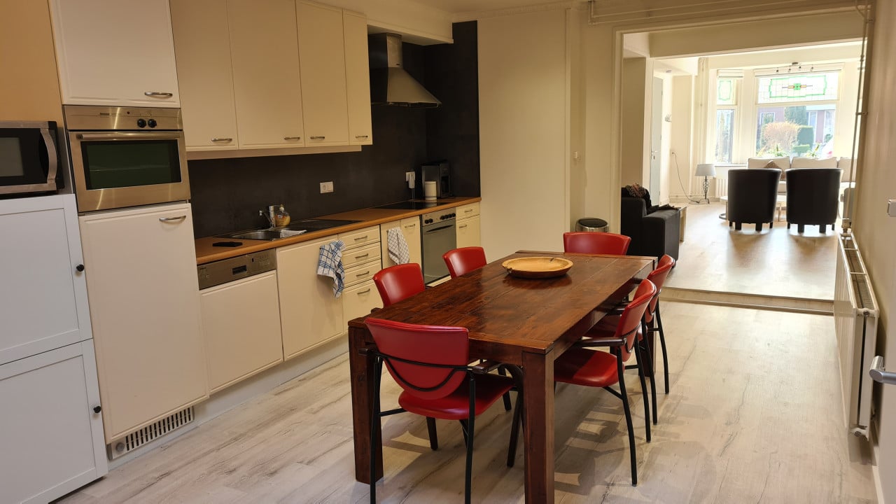 Beschikbaar per 1 juni a.s. benedenappartement 100 m2 gemeubileerde verhuur