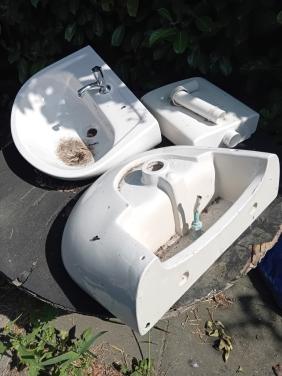 2 wastafels met kraan