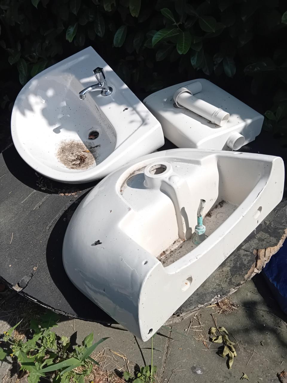 2 wastafels met kraan