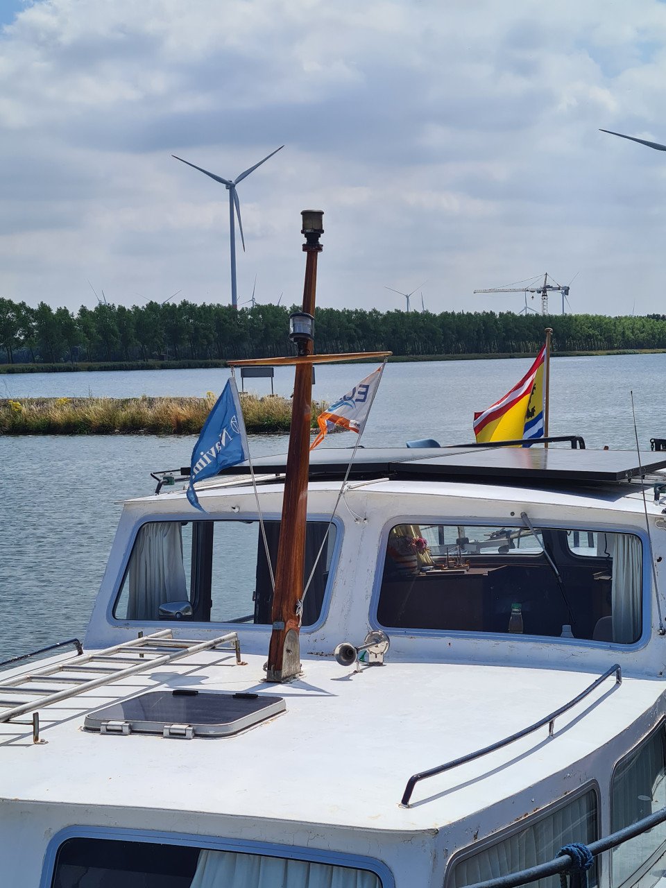 Motorkruiser met schilderwerk