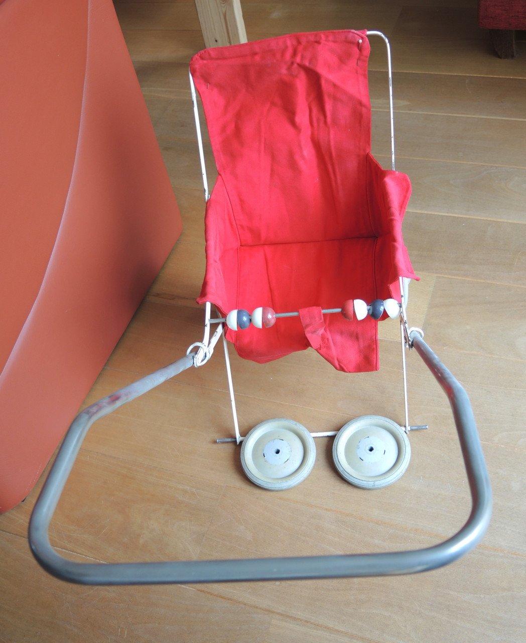 Oude poppenwandelwagen - opknapper