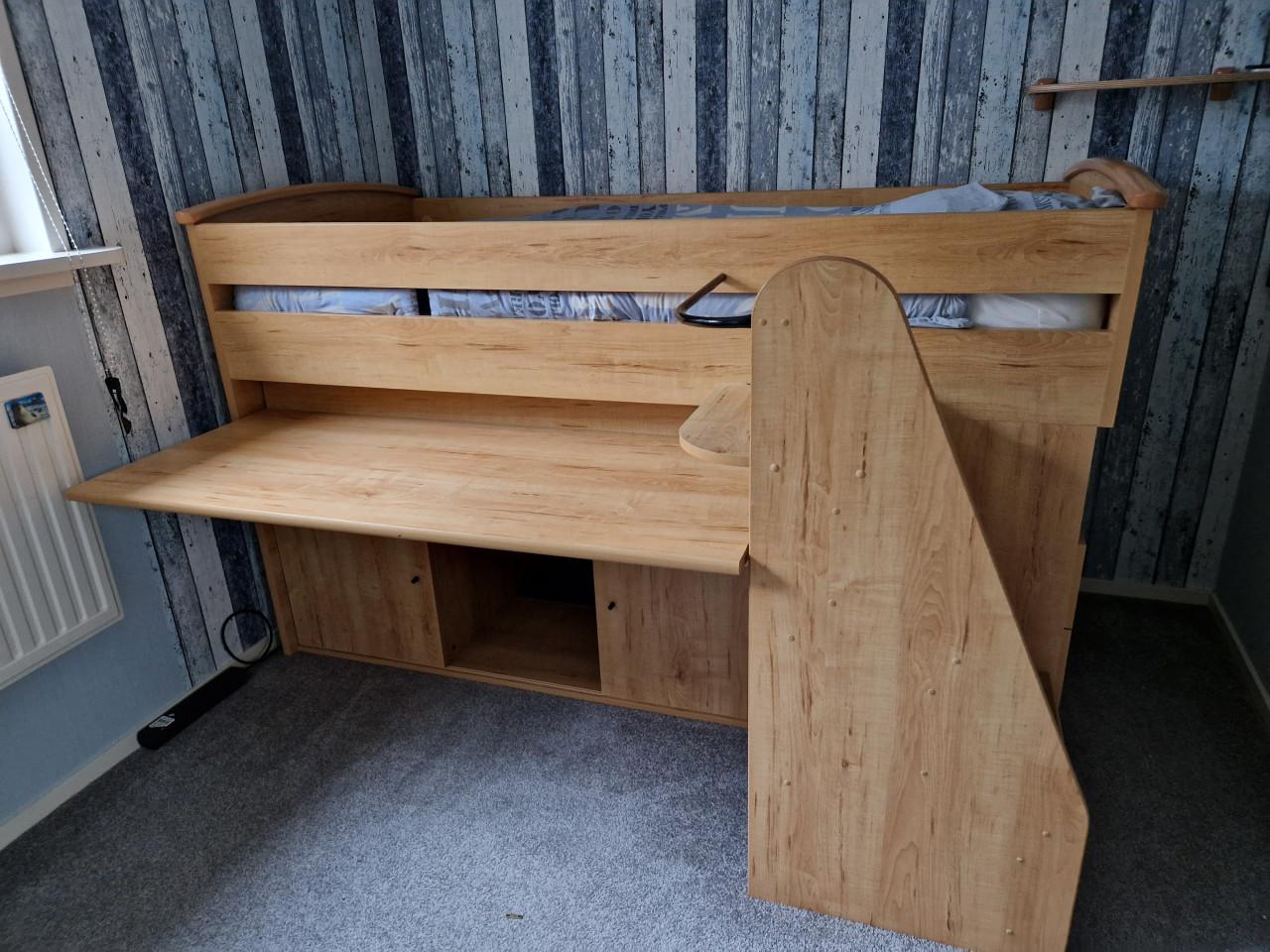 Eenpersoonsbed met buro eraanvast