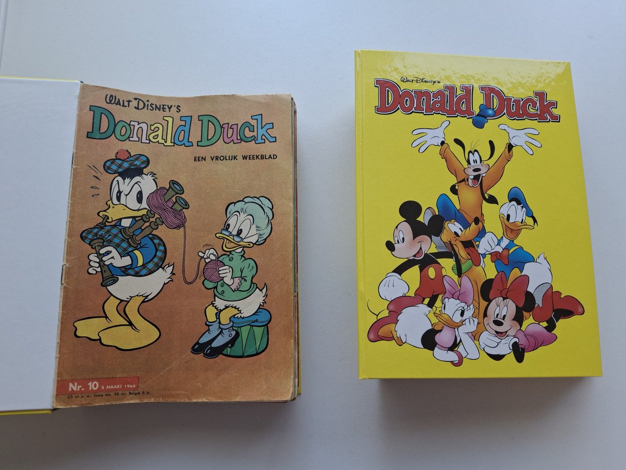 2 x verzamelmap met oude Donald Ducks uit 1965 en 1966