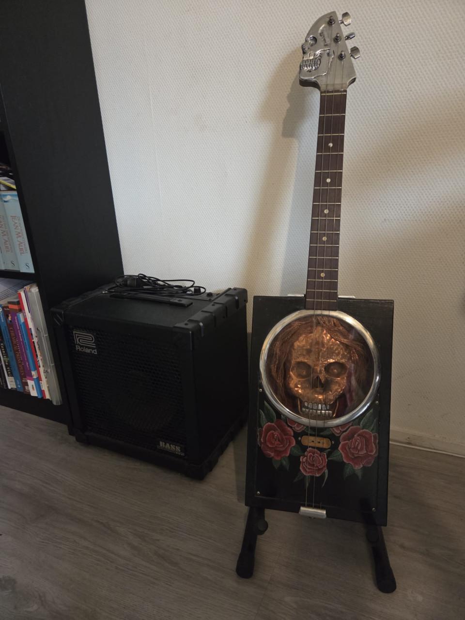 Custom made cigar box met schedel (messing) en rozen