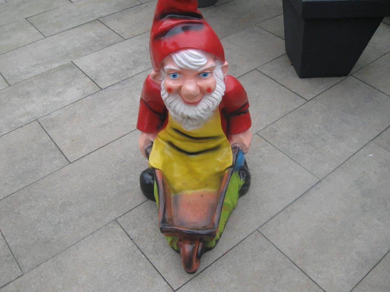 Kunststof tuinkabouter met kruiwagen