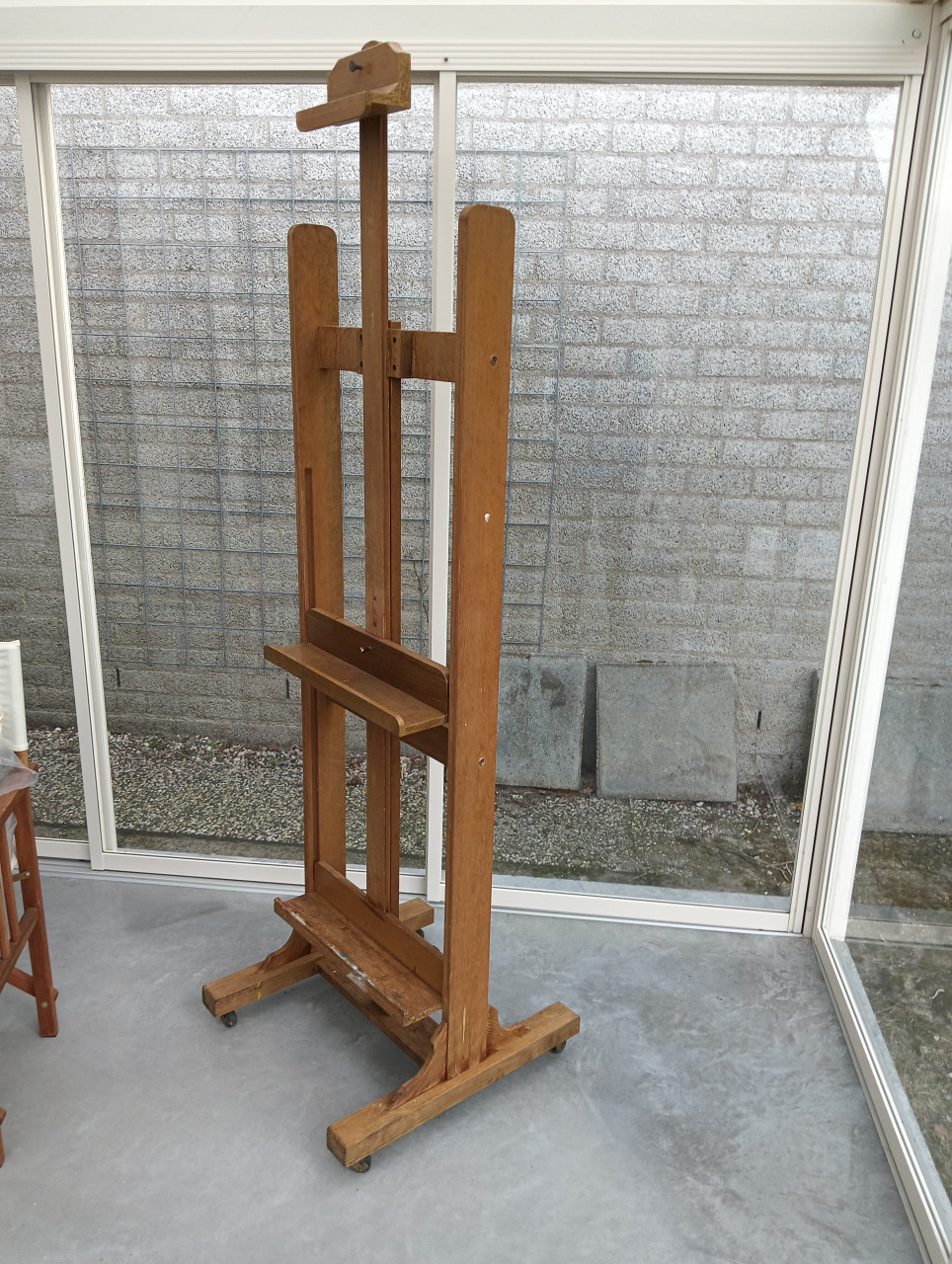 Grote stevoge houten schildersezel op wieltjes