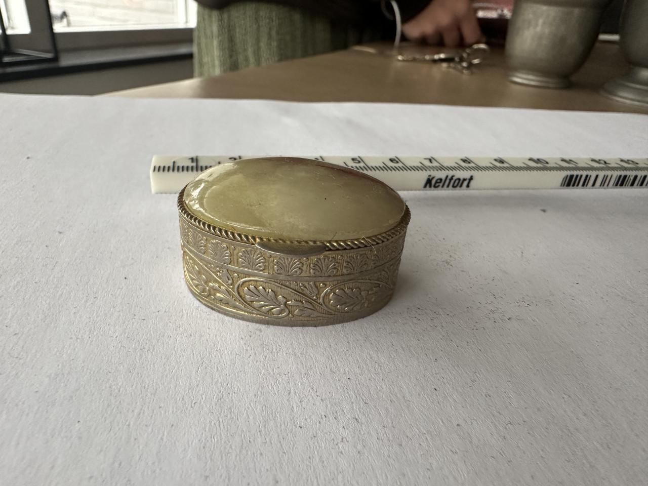 Oud pillendoosje met steen