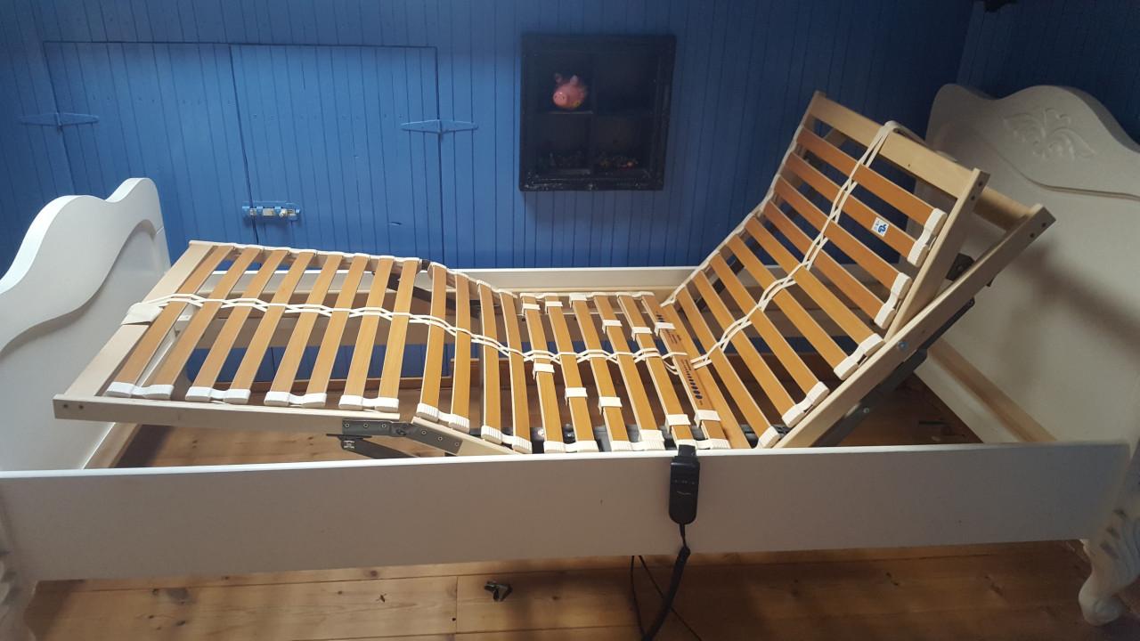 Mooi brocant bed incl. electrische lattenbodem en matras