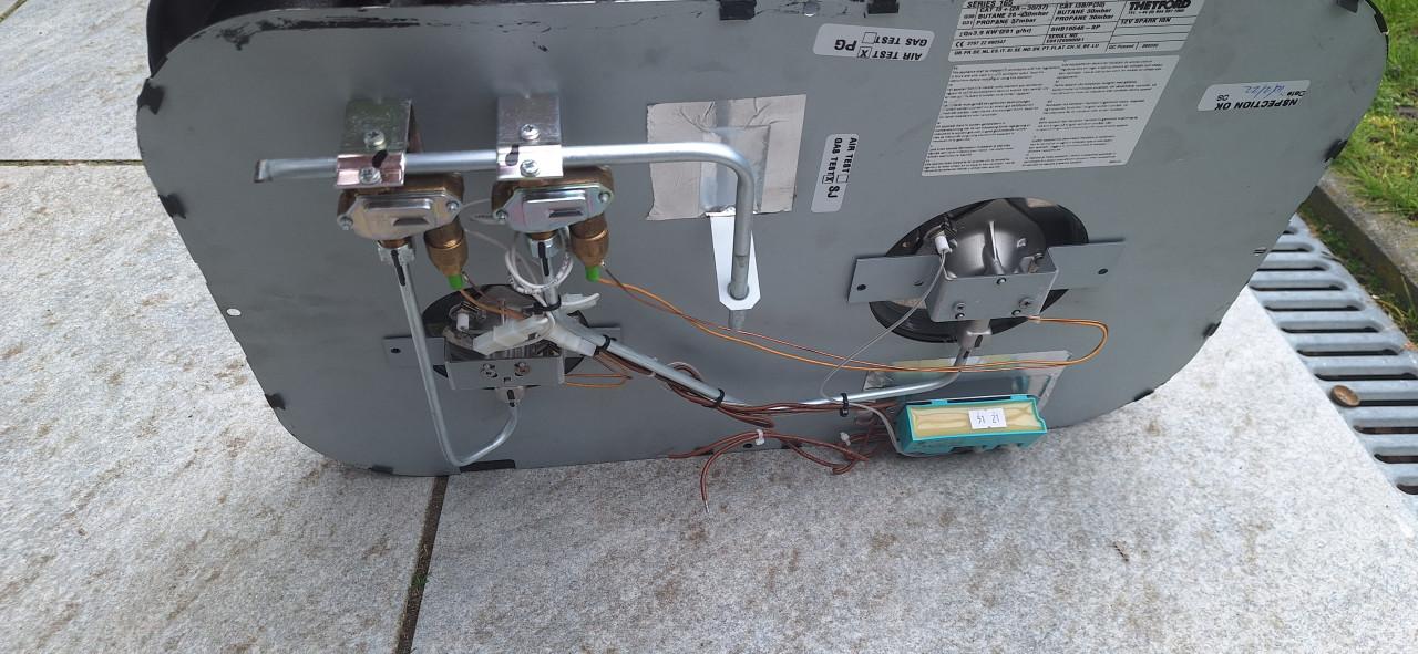 Prachtige zwarte Thetford kookplaat type Serie 165 met glazen afdekplaat