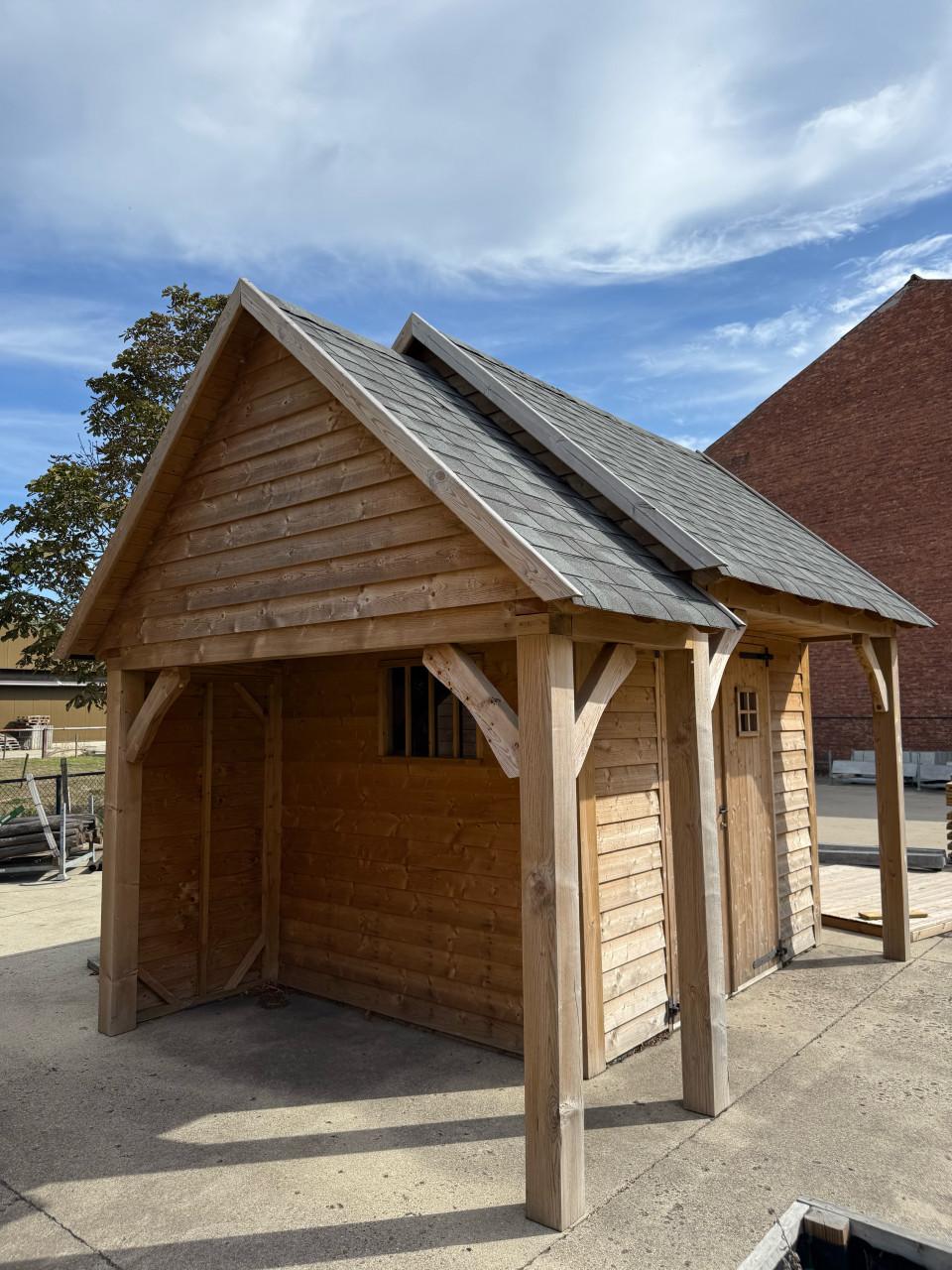 Statig tuinhuis met houtopslag