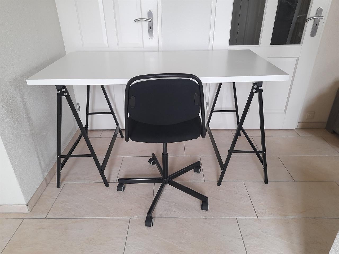 Bureau met schragen (in goede staat ) 150 x 75 x 83.5H
