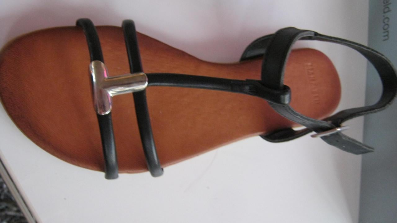 NIEUW SANDALEN MAAT 37 KLEUR ZWART 20 EURO