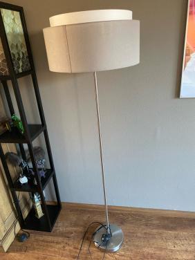 Stijlvolle staande lamp met dubbele kap