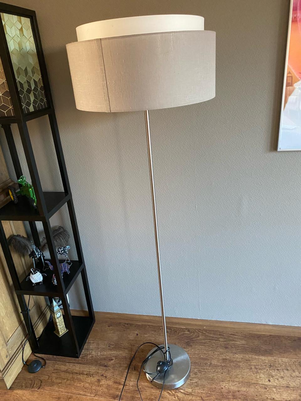 Stijlvolle staande lamp met dubbele kap