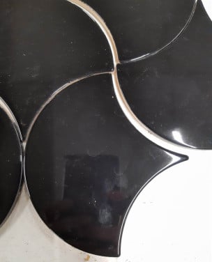 Ca 20 m² visschub tegels, hoogglans zwart, 13,4x15 cm,vn 199,94 per m² voor