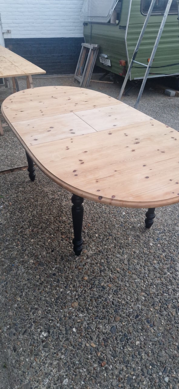 Ovale uitschuifbare eettafel