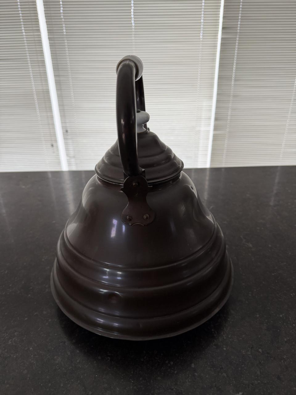 Te koop koperen ketel met porseleinen handvat