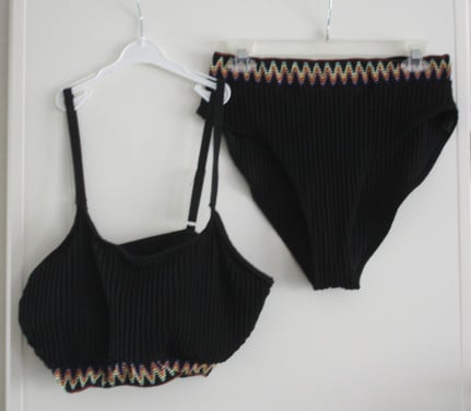 Zwrte bikini met kleurigezigzag  rand maat 3xl