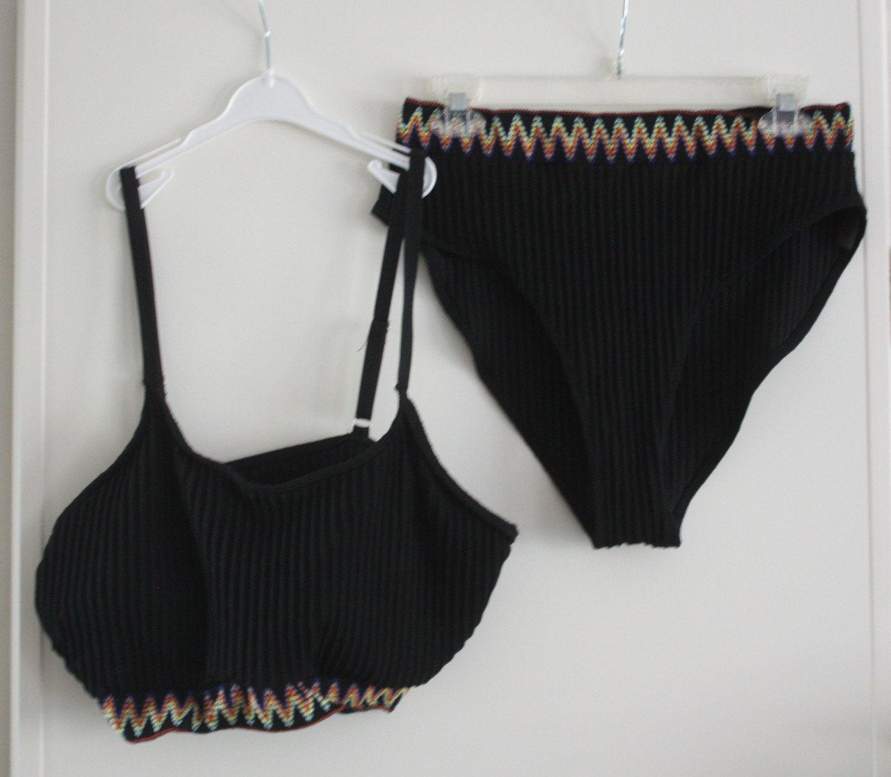 Zwrte bikini met kleurigezigzag  rand maat 3xl
