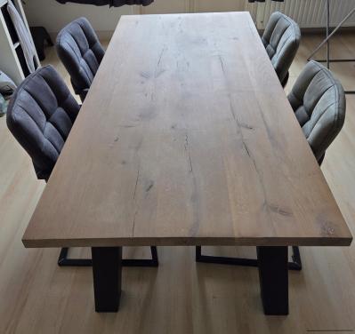 Eikenhouten tafel met 4 armleuning stoelen