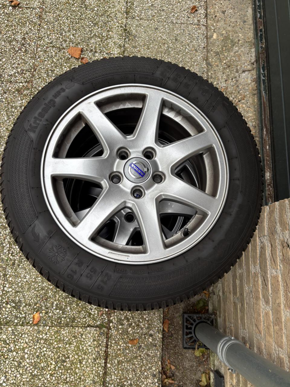 Set winterbanden op Volvo velgen