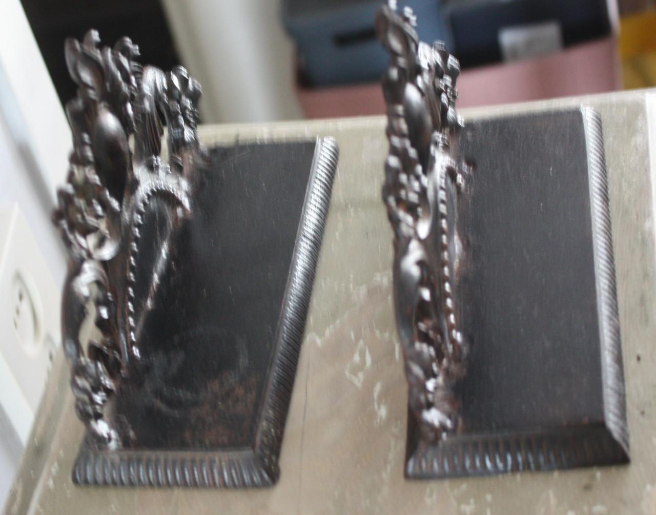 Set van 2 metalen boekensteunen