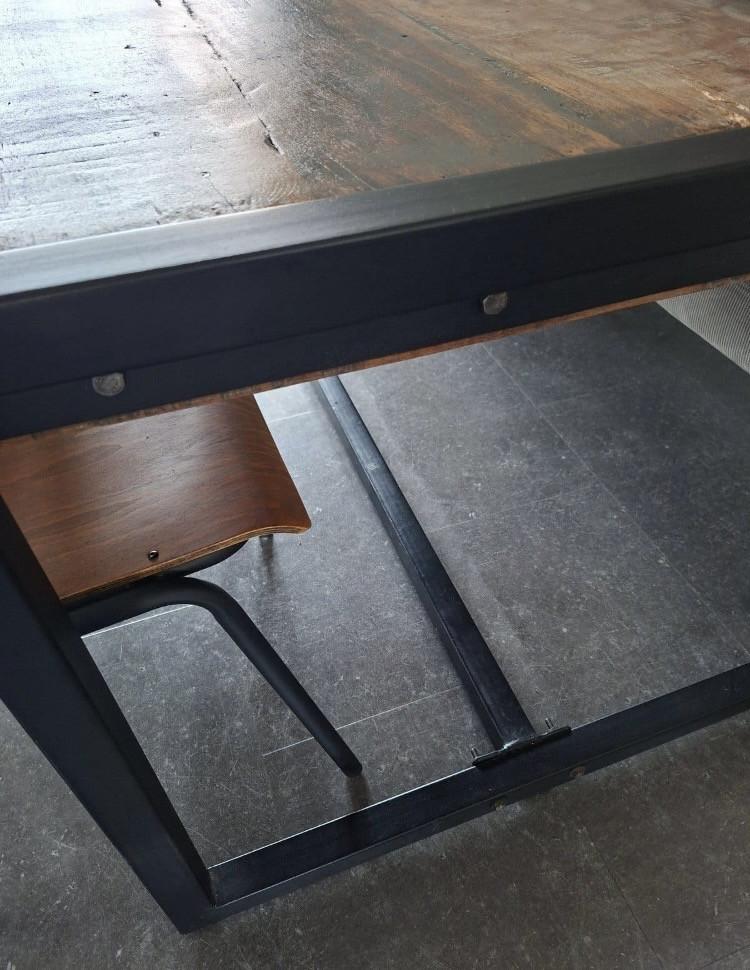 Houten tafels met metalen onderstel