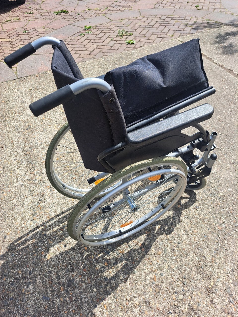 OPVOUWBARE ROLSTOEL ZONDER VOETSTEUNEN