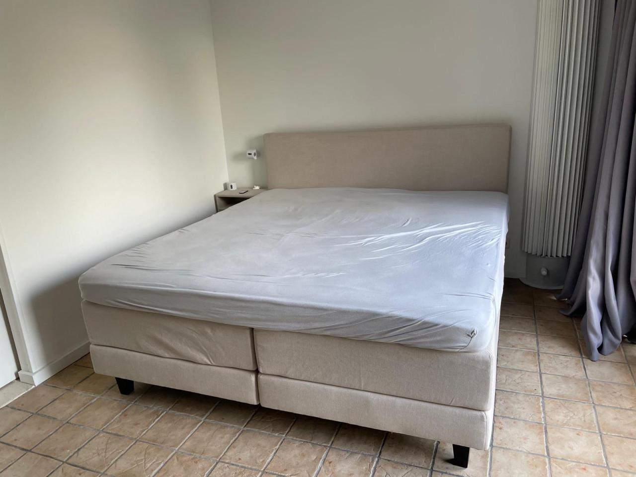 MOET DIT WEEKEND WEG: Luxe Swiss Sense boxspring 180x200 1 jaar oud