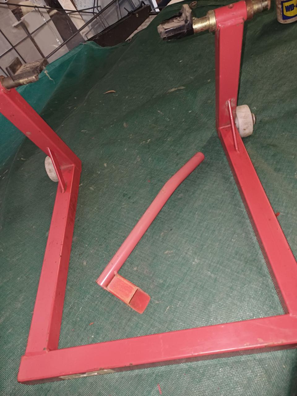 Paddock steunen voor en achter.