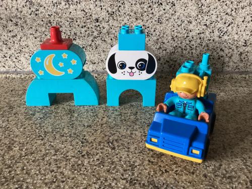 Lego. Duplo.  Autootje met bestuurder, vliegtuigje met piloot, stenen etc.