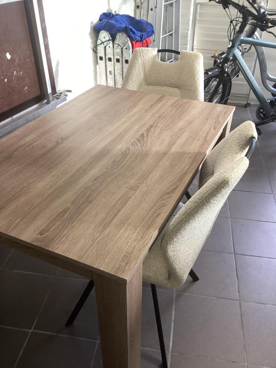 Eettafel +2stoelen,  juli 2025 wegens overlijden €65