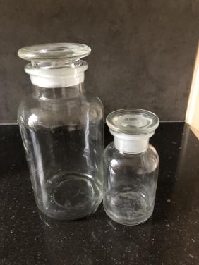 2 oude voorraadpotten